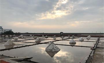 台南｜井仔腳瓦盤鹽田，小小鹽堆超好拍，夕陽西下黃金閃耀更美麗