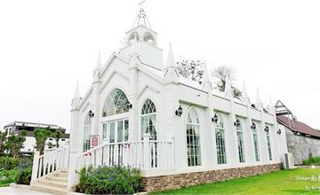 彰化｜琉璃仙境，彰化最新拍照景點，教堂婚禮花園、白沙坑、異國街頭風格造景，親子旅遊好去處，還可和迷你馬羊駝互動哦！