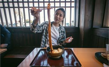 日本怪奇食物之「一本烏冬」：史上最粗烏冬麵？一根就能吃飽飽？