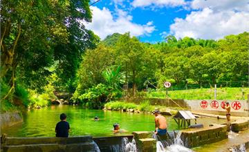 新北汐止｜柯子林天然游泳池：跟小魚兒一起悠游清涼溪水，夏天就是要玩水！