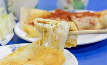 台中｜逢甲燒餅豆漿，晚上9點才開門，首推會牽絲的起士蛋餅、咖哩蛋餅