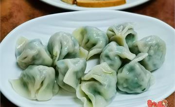 台南│招牌模糊的小店，竟連離峰時段都有著超高買氣：新化黃家水餃