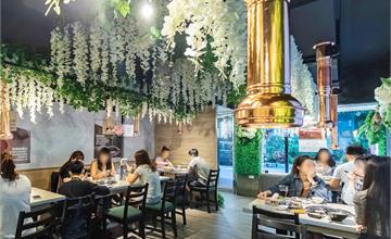 台北｜四時輕燒肉，超美清新森林系人氣燒肉！還有帥氣小鮮肉店員全程代烤～　