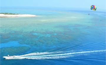 【日本】沖繩怎麼玩？沖繩水上活動精選推薦：海上拖曳傘、獨木舟、水上摩托車、香蕉船一個都別放過！
