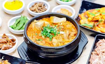 台中老字號韓式料理，多達近80種韓式料理任你挑，還有50種小菜讓你吃到飽！