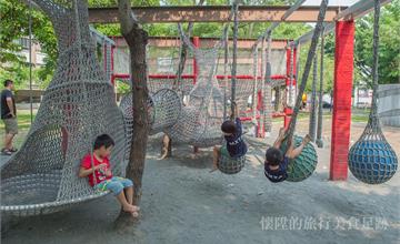 台南｜市區少見大型攀爬網設施，孩子的天堂：立德公園