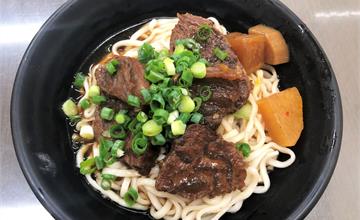 嘉義｜民雄在地牛肉麵，秘製美味用料實在，用餐環境乾淨舒適，廟口美食好吃推薦！
