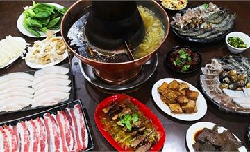 台中｜小瀋陽酸菜白肉鍋 ，東北傳統炭火銅鍋 酸菜白肉+麻辣鍋雙重美味的鴛鴦鍋