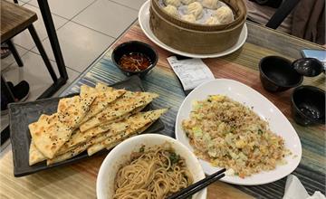 台中｜向上市場平價美食，饕之鄉李姐的店，鮭魚炒飯深得人心