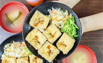 台中│濃鄉臭豆腐，口感香酥細緻好迷人，內用還有免費熱湯與飲料讓你喝到飽！