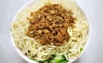 台南｜華平路手工鹽水意麵，份量超多飽到懷疑人生，一餐吃不完可以分三餐吃