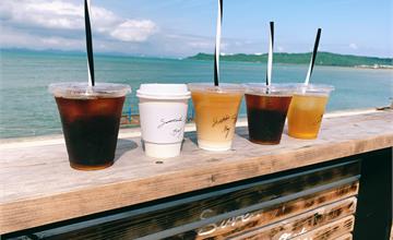 日本沖繩｜Sunstache Coffee Bay，海中道路旁最chill的貨櫃咖啡廳，享受沖繩海邊的慵懶氣息