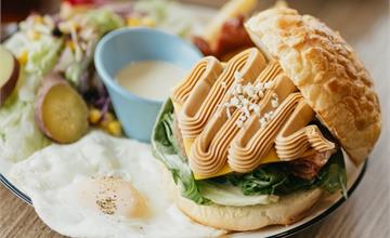 波蘿外皮「花生培根牛堡」太罪惡！大里高CP早午餐大口滿足