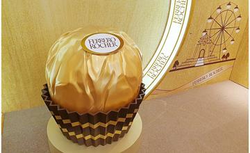 7-11金莎聖誕主題門市，期間限定五個月，休息區有超大顆金莎！