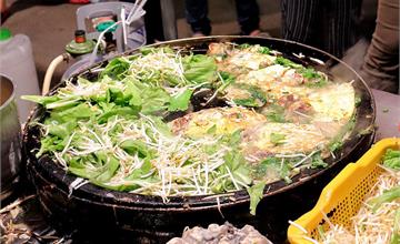 台南｜夜市限定飄香近40年！坤蚵仔煎：一擺攤就排隊，在地人從小吃到大的私房美食，用料實在CP值高