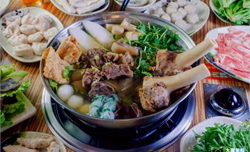 台北｜松山首間國樂風羊肉爐！山羊城全羊館羊肉爐松山健康店，清爽蔬菜湯底搭配帶皮山羊肉，秋冬補身聚餐必吃！