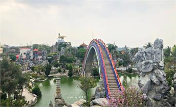 雲林｜馬鳴山鎮安宮免費景點，五年千歲公園，占地2公頃，內有73個景點，巨大迷宮、超大彩虹拱橋好吸睛！