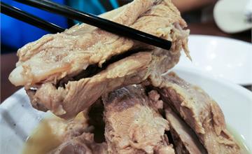 新加坡｜松發肉骨茶，店面超復古，排骨肉質軟嫩、濃郁白胡椒湯溫和暖胃