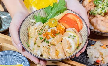 台中澎派日式海鮮丼飯，滿滿北海道干貝、炙燒比目魚，幾乎看不到底下的醋飯！