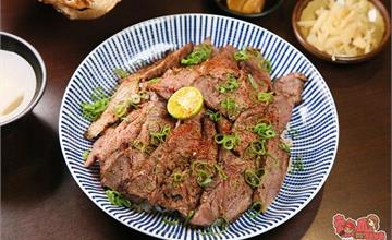 台南│這間丼飯平價又可無限續飯，連離峰時段都還要排隊才吃的到：天滿橋洋食專賣店