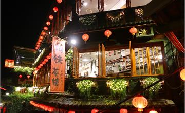 新北｜九份老街彷彿一顆照亮山城的夜明珠，感受神隱少女場景帶來的感動！