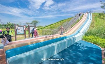 新北中和｜員山公園：中和滑軌，20公尺超長彩色溜滑梯玩到翻！