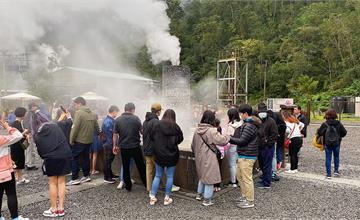 宜蘭│清水地熱廣場，沿著溪畔旁冬天能泡腳和使用溫泉水煮食的親子景點