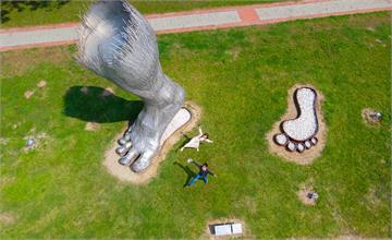雲林IG打卡熱點：二崙運動公園，巨人農夫的超大腳丫！