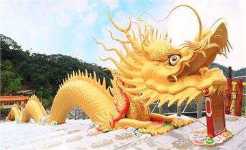 南投│金龍山法華寺：亞洲最大超壯觀「金龍階梯」直衝天際，必拍雙金龍飛舞！