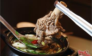 台南│這間羊肉爐超霸氣，坐在店門口也要吃的美味：大秦羊肉爐