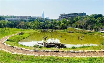 台北｜永春陂濕地公園：被四獸山包圍的綠地公園，享受草坪樹下野餐趣的台北近郊好去處！