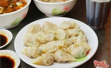 台南｜只要20元就讓你嚐到幸福的滋味，廟宇旁的超人氣水餃店：穎川水餃店