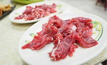 台南｜松大沙茶豬牛肉爐：沙茶醬神美味，溫體牛肉軟嫩鮮甜！
