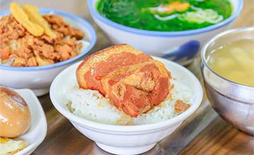 台中│山河魯肉飯，第二市場內的排隊美食，還有夏日限定的滑溜麻薏湯！