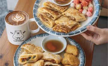 桃園│好貳Coffee Home Cuisine，肉鬆皮蛋、維力炸醬麵通通包進蛋餅裡！