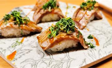 華僑市場魚莊生魚片專賣店｜東港鎮屏東縣–Google評價有4.8顆星的生魚片專賣店，食材新鮮品嚐黑鮪魚的好地方