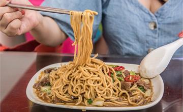 宜蘭頭城│一盤牛肉炒麵要150元!?這美味我錢掏的心甘情願!家宏牛肉麵