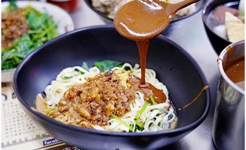 台中｜立偉麵食：經典一麵三吃，香濃麻醬任你淋、滿滿料的綜合湯還可以免費加湯！