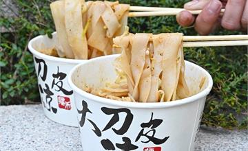 台中│疆禾新疆大刀涼皮，市場裡的隱藏版人氣美食，超Q彈涼皮，手工限量！