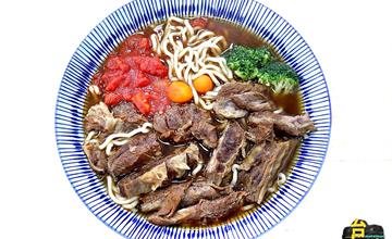 台南｜黑炫瘋乖乖牛肉麵：使用大量牛肉熬煮湯頭，超大份量飽到懷疑人生 