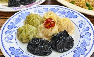 台中也出現黑色湯包啦！東東飯館湯包不只黑還會噴汁！