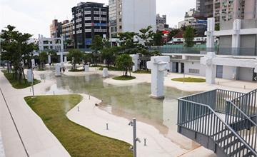 台南｜河樂廣場：免費玩水公園！古羅馬風，絕美潟湖親水區樂悠游！