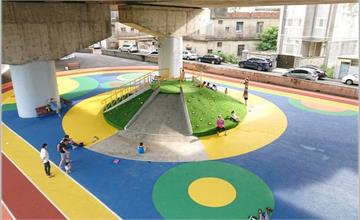  新竹香山｜海山運動公園：陸橋下的彩虹PU跑道、草坡溜滑梯，下雨天大太陽都不用怕！