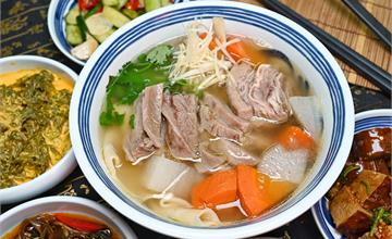 台中│隆師傅牛肉麵，隱藏版特色小吃，牛肉麵好吃，手作小菜也讓人欲罷不能～