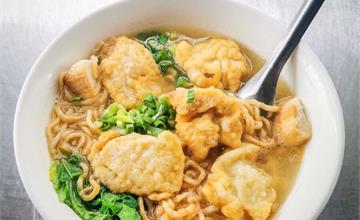 台南｜醇涎坊鍋燒意麵：保安路古早味美食！湯頭醇，麵裡有魚肉天婦羅、魚板