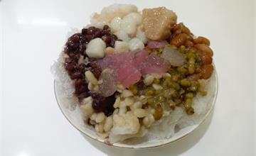 台北萬華｜龍都冰菓專業家：百年老店搬新家！華西街必吃老店～八寶冰料多實在超好吃，木瓜牛奶濃郁好喝