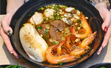 台中│迦南海陸牛肉麵，牛肉麵吃的到澎派海鮮，超大碗公讓你飽到不要不要的～