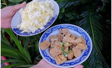 台南│每天限量四小時，泡菜霸氣給一盤，在地人從小吃到大的店小二臭豆腐！