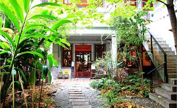 大稻埕│鹹花生咖啡館，咖啡老屋秘境，穿梭迪化街百年老宅洋樓