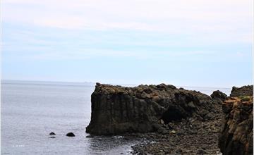 澎湖西嶼｜鯨魚洞：小門嶼最特殊的海蝕自然景觀，像一條擱淺在岸邊大型鯨魚